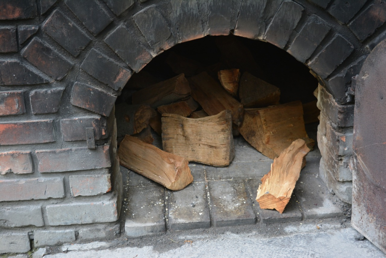 Having your own wood-fired pizza oven can bring you lots of benefits. How to build a pizza oven with bricks on your own? Read our text and find out!