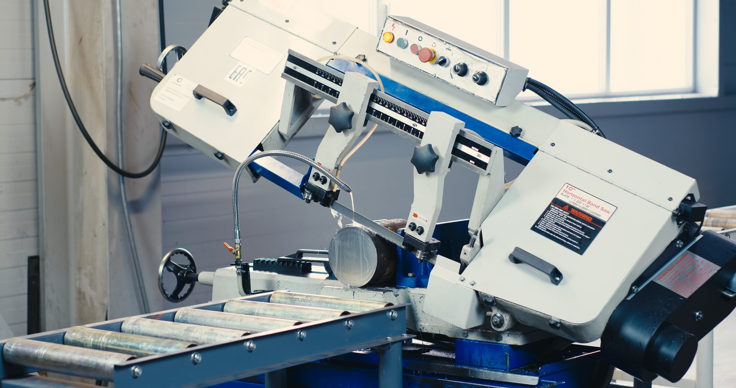 Circular saw for cutting aluminum. Sawing metal.