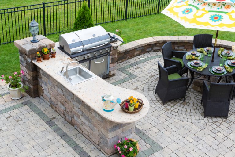 8 Ideas to Decorate Your Outdoor Kitchen