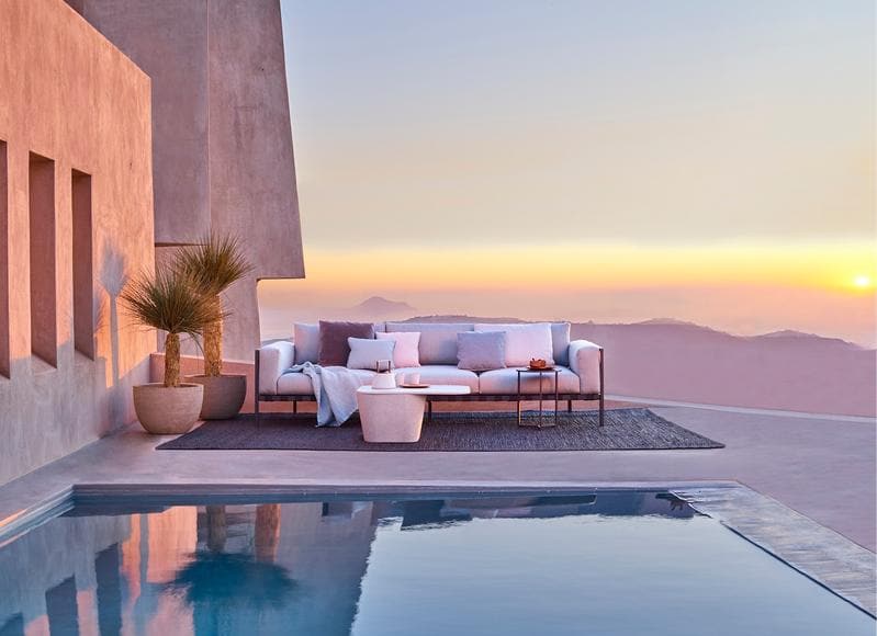 Tips for Setting Up Your Poolside Daybed